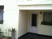 Casa con Patio y Cochera dos dormitorios. Excelente...