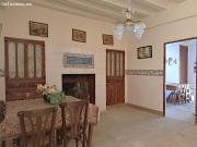 Casa con patio y garaje junto al río