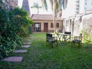 Casa con patio y pileta en el centro