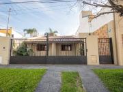 CASA CON PATIO Y PILETA EN GUADALUPE