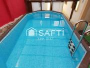 Casa con patio y piscina cubierta: ¡Vive o invierte en...