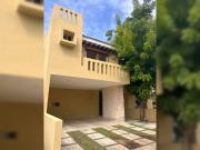 Casa con persianas anticiclónicas y paneles solares, en...