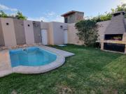 Casa con pileta. 3 habitaciones. 3 baños. Capital