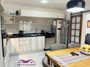 CASA CON PILETA BARRIO JARDIN