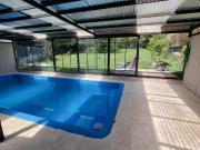 Casa con Pileta Climatizada sobre Avda Bustillo al 18200