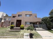 Casa con pileta en barrio Cerrado La Catalina