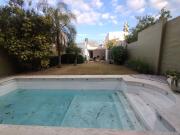 Casa con pileta en barrio Pueyrredon