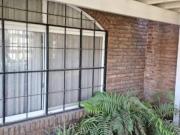 CASA CON PILETA EN HERMOSO BARRIO