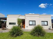 Casa con pileta en Santa Elena Pilar del Este
