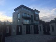 Casa con pileta frente al mar