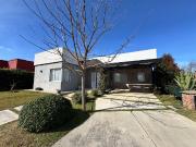 Casa con pileta venta SAN RAMIRO Pilar del Este