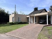 Casa con pileta y hermoso jardín en barrio La Tranquera