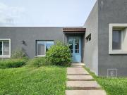 Casa con pileta y jardín parquizado en venta. Barrio...