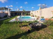 Casa con pileta y quincho en venta Zona Los Hornos