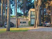 Casa con pileta y vista al golf, en Isla del Golf, Pinamar