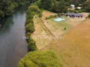 Casa con piscina a orillas Río Liucura