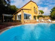 Casa con piscina con licencia turistica en Castell...