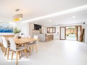 Casa con piscina en primera línea de mar en Cala Gamba