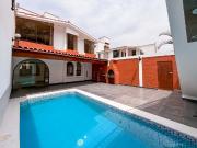 Casa con Piscina en urbanización cerrada