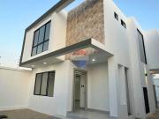 Casa con piscina en venta en la zona sur de manta