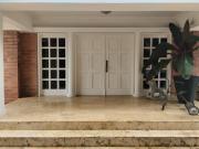 CASA CON PISCINA SECTOR MARYMOUNT PERFECTA PARA REMODELAR
