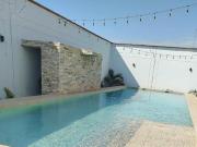 Casa con piscina y áreas verdes