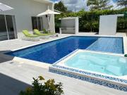 CASA CON PISCINA Y JACUZZI EN VENTA, PEÑON VERDE,...