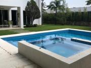 CASA CON PISCINA Y JACUZZI RODEADA DE VERDE EN UNIDAD...