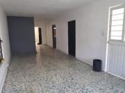Casa con potencial para negocio o remodelación,...