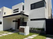 CASA CON PRESTANCIA LOMAS DE JURIQUILLA