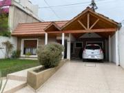 Casa con Quincho y Jardín 3 Dormitorios – Zona Centro...