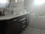 Casa con quincho y piscina