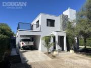 Casa con quincho y piscina Carpintería San Luis