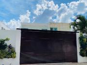 Casa con recámara en PB, de 4 recámaras más cuarto de...