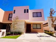 Casa con Recámara en Planta Baja en Altos del Marqués,...