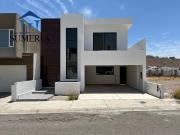 Casa con Recámara en Planta Baja en Bosques del Valle