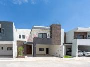 Casa con recámara en planta baja en venta, en Los...