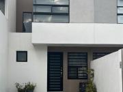 Casa Con Recámara En Planta Baja, Jardines De Versalles...