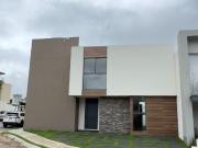 Casa con recámara en planta baja y 3 autos en Altozano |...