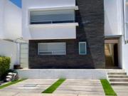 CASA CON RECÁMARA EN PLANTA BAJA Y JARDÍN EN JURIQUILLA