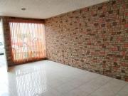 Casa con recámara en planta baja y jardín en Villa...