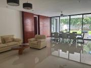 Casa con recámara en planta baja y paneles solares