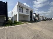 CASA CON RECAMARA EN PLANTA BAJA Y PANELES SOLARES EN...