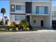 Casa con recámara o estudio en planta baja con baño Fte...