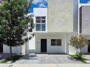 CASA CON RECÁMARAS AMPLIAS EN FRACC. CON ACCESO CONTROLADO