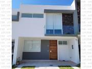 CASA CON ROOF GARDEN DENTRO DE COTO VICENZA, BOSQUES DE...