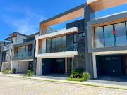 Casa con Roof Garden, Sala de TV y Jardín Privado