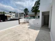 CASA CON ROOF GARDEN Y ALBERCA EN FRACCIONAMIENTO EN...