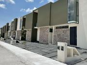 Casa con roof garden y recámara en planta baja en zona...