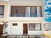 Casa con Sala TV o Estudio en PB, en Privada con Cine...